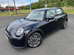 2025 MINI Cooper 1.5c Classic Steptronic Euro 6 (s/s) 5dr in Black — image 3