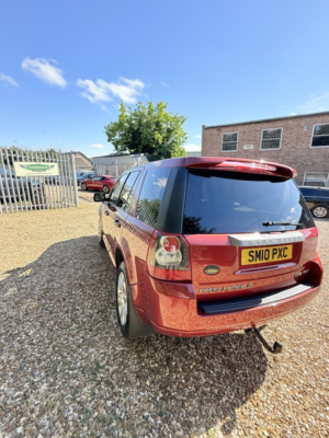 2010 Land Rover Freelander 2 2.2 Td4 Hse in Red — image 2