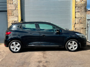 2014 Renault Clio 1.2 16v Dynamique Medianav Hatchback 5dr Petrol Manual Euro 5 (75 Ps) in Black — image 4