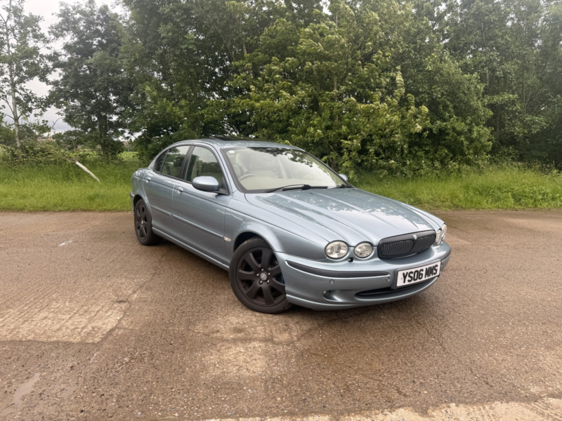 2006 Jaguar X-Type 3.0 V6 Se in Blue — image 1