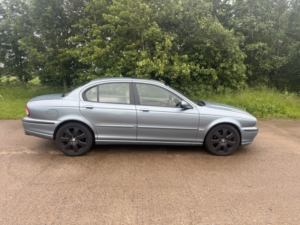 2006 Jaguar X-Type 3.0 V6 Se in Blue — image 2