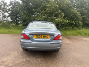 2006 Jaguar X-Type 3.0 V6 Se in Blue — image 6