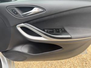 2017 Vauxhall Astra 1.6 Cdti Ecoflex Design in Silver — image 2