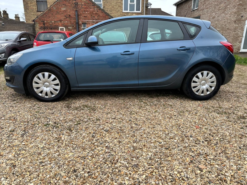 2013 Vauxhall Astra 1.7 Cdti Ecoflex Exclusiv in Blue — image 1