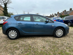 2013 Vauxhall Astra 1.7 Cdti Ecoflex Exclusiv in Blue — image 2