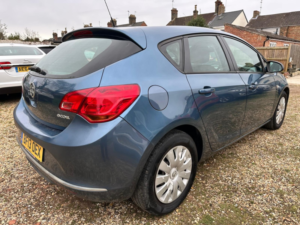 2013 Vauxhall Astra 1.7 Cdti Ecoflex Exclusiv in Blue — image 3