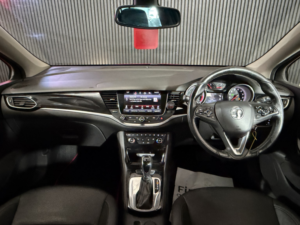 2016 Vauxhall Astra 1.6 Cdti Elite Nav in Red — image 4
