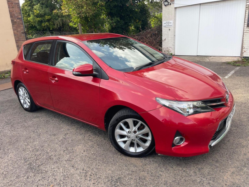 2014 Toyota Auris 1.6 V-Matic Icon Euro 5 5dr in Red — image 1
