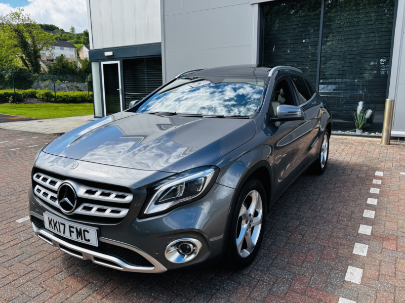 2017 Mercedes-Benz Gla 2.1 Gla200d Sport in Grey — image 1