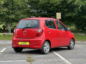 2013 Hyundai I10 1.2 Active 5dr Man, Petrol, White + £20 Road Tax in Red — image 3