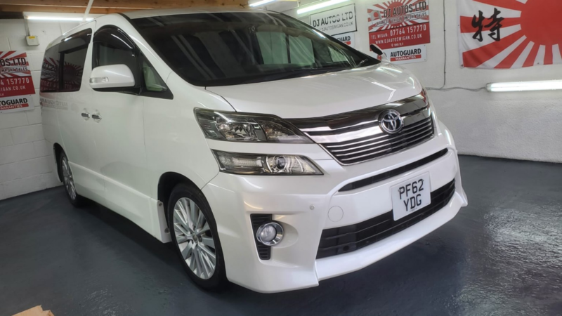 2012 Toyota Vellfire 2.4 Lounge Seats in White — image 1