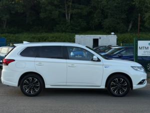 2016 Mitsubishi Outlander 2.0h 12kwh Gx5hs SUV 5dr Petrol Plug-In Hybrid CVT 4WD Euro 6 (s/s) (200 Ps) in White — image 4