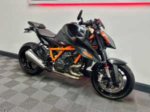 2020 Ktm 1290 Super Duke R 1290 X-Ring Euro 4 in Black — image 3