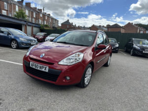 2011 Renault Clio 1.6 Vvt Expression in Red — image 3