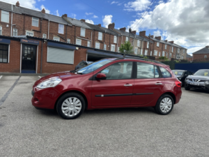 2011 Renault Clio 1.6 Vvt Expression in Red — image 4