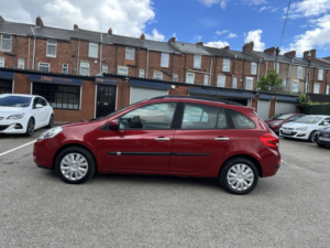 2011 Renault Clio 1.6 Vvt Expression in Red — image 6