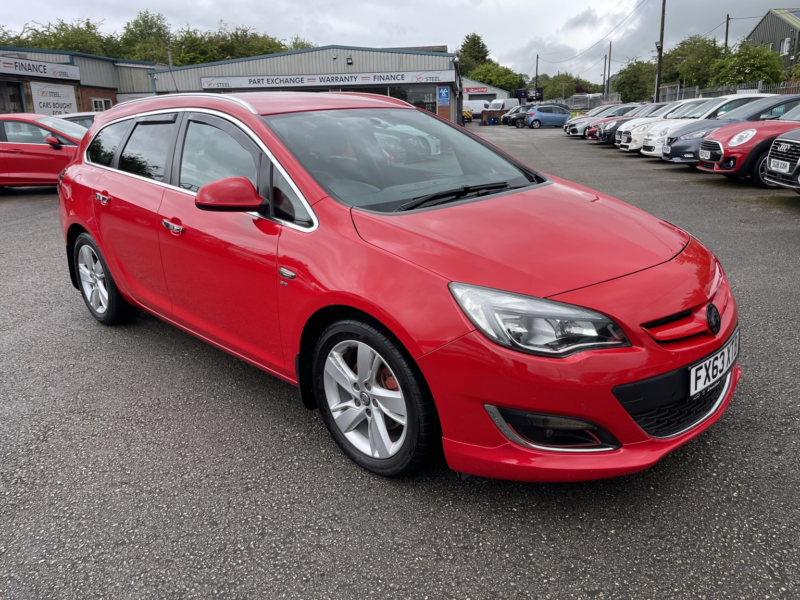 2013 Vauxhall Astra 2.0 Cdti Sri in Red — image 1