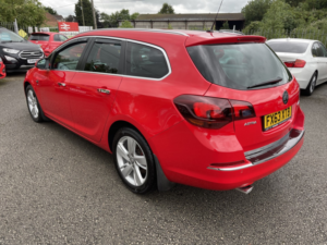 2013 Vauxhall Astra 2.0 Cdti Sri in Red — image 3