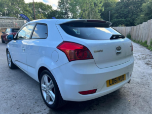 2011 Kia Proceed 1.6 Crdi 4 Euro 5 3dr in White — image 4