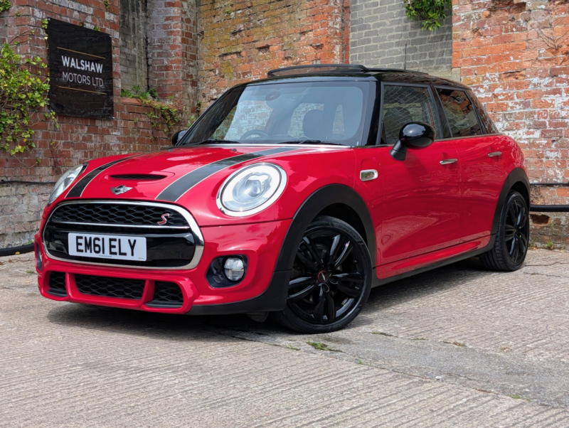 2016 MINI Hatch 2.0 5-Door Hatch Cooper Sd in Red — image 1
