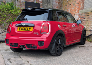 2016 MINI Hatch 2.0 5-Door Hatch Cooper Sd in Red — image 5