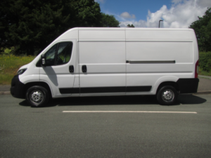2023 Peugeot Boxer 2.2 Boxer Professional Premium+ 335 L3h2 Bluehdi 140 S&s 6-Speed Manual - Damaged Cat N - Drive Away in White — image 4