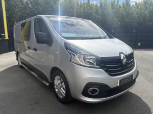 2017 Renault Trafic 1.6 Crew Van Ll29 Energy Dci 125 Sport Nav Euro 6 in Silver — image 2
