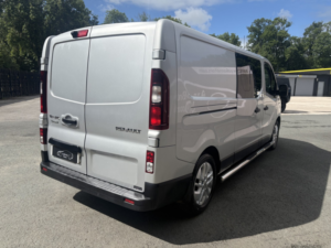 2017 Renault Trafic 1.6 Crew Van Ll29 Energy Dci 125 Sport Nav Euro 6 in Silver — image 4