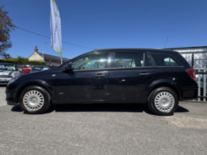 2010 Vauxhall Astra 1.7 Cdti 16v Design in Black — image 2