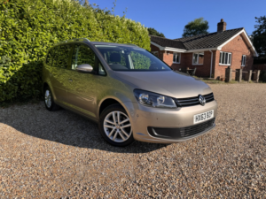 2013 Volkswagen Touran 1.6 Tdi Se in Beige — image 2