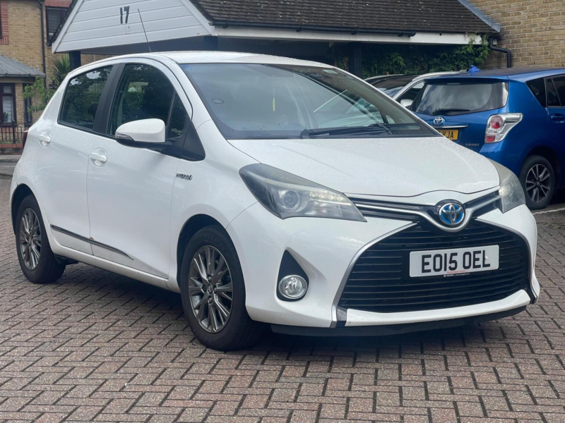 2015 Toyota Yaris 1.5 Vvt-H Excel E-CVT Euro 6 5dr (15in Alloy) in White — image 1