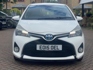 2015 Toyota Yaris 1.5 Vvt-H Excel E-CVT Euro 6 5dr (15in Alloy) in White — image 2