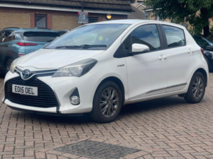 2015 Toyota Yaris 1.5 Vvt-H Excel E-CVT Euro 6 5dr (15in Alloy) in White — image 3