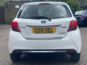 2015 Toyota Yaris 1.5 Vvt-H Excel E-CVT Euro 6 5dr (15in Alloy) in White — image 6