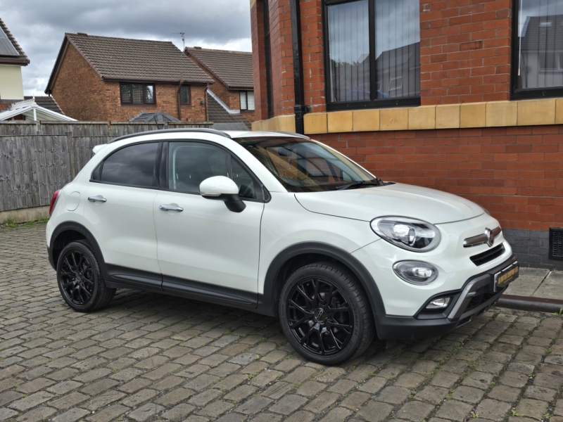 2015 Fiat 500x 1.6 500x Off-Road Look 1.6 Multijet 120hp Cross Plus in White — image 1