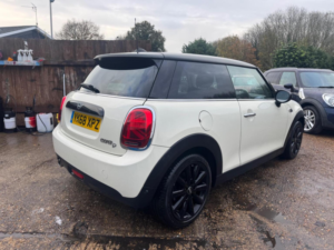 2018 MINI Hatch 1.5 Cooper D Euro 6 (s/s) 3dr in White — image 3