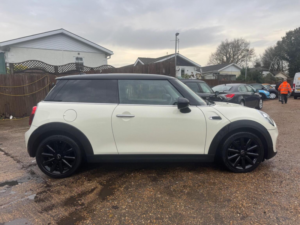 2018 MINI Hatch 1.5 Cooper D Euro 6 (s/s) 3dr in White — image 4