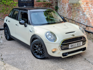2016 MINI Hatch 2.0 5-Door Hatch Cooper Sd in White — image 3