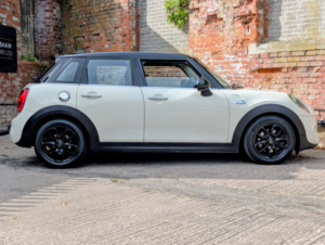 2016 MINI Hatch 2.0 5-Door Hatch Cooper Sd in White — image 4