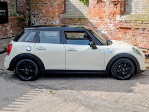 2016 MINI Hatch 2.0 5-Door Hatch Cooper Sd in White — image 5