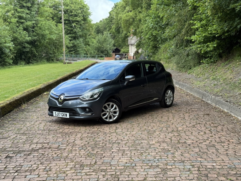 2017 Renault Clio 1.5 Dynamique Nav Dci 90 in Grey — image 1