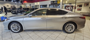 2020 Lexus Es 2.5 300h Takumi in Silver — image 4