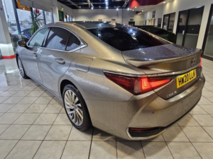 2020 Lexus Es 2.5 300h Takumi in Silver — image 5