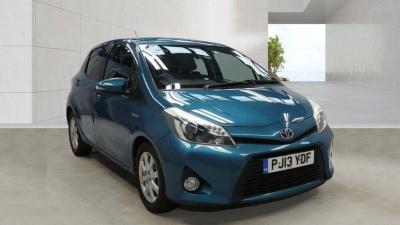 2013 Toyota Yaris 1.5 Vvt-H T4 CVT Euro 5 5dr in Blue — image 1