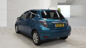 2013 Toyota Yaris 1.5 Vvt-H T4 CVT Euro 5 5dr in Blue — image 3