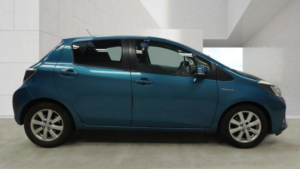 2013 Toyota Yaris 1.5 Vvt-H T4 CVT Euro 5 5dr in Blue — image 4