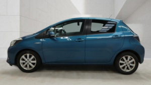 2013 Toyota Yaris 1.5 Vvt-H T4 CVT Euro 5 5dr in Blue — image 5