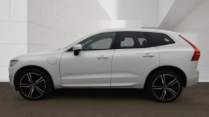 2019 Volvo Xc60 2.0 R-Design T8 Twin Engine AWD in White — image 5
