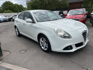 2012 Alfa Romeo Giulietta 1.6 Giulietta 1.6 Jtdm-2 105 Bhp Lusso in White — image 2