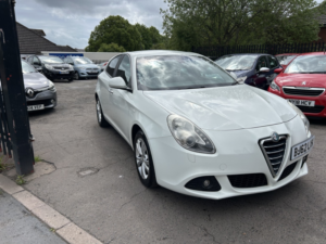 2012 Alfa Romeo Giulietta 1.6 Giulietta 1.6 Jtdm-2 105 Bhp Lusso in White — image 3